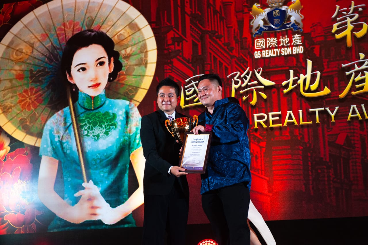GS Realty 第十四届颁奖之夜，Kevin 接过奖杯与证书：Yearly 2014, 2015 · Top Personal Sales (Pre-Leader Ranking) · 2nd Runner Up。